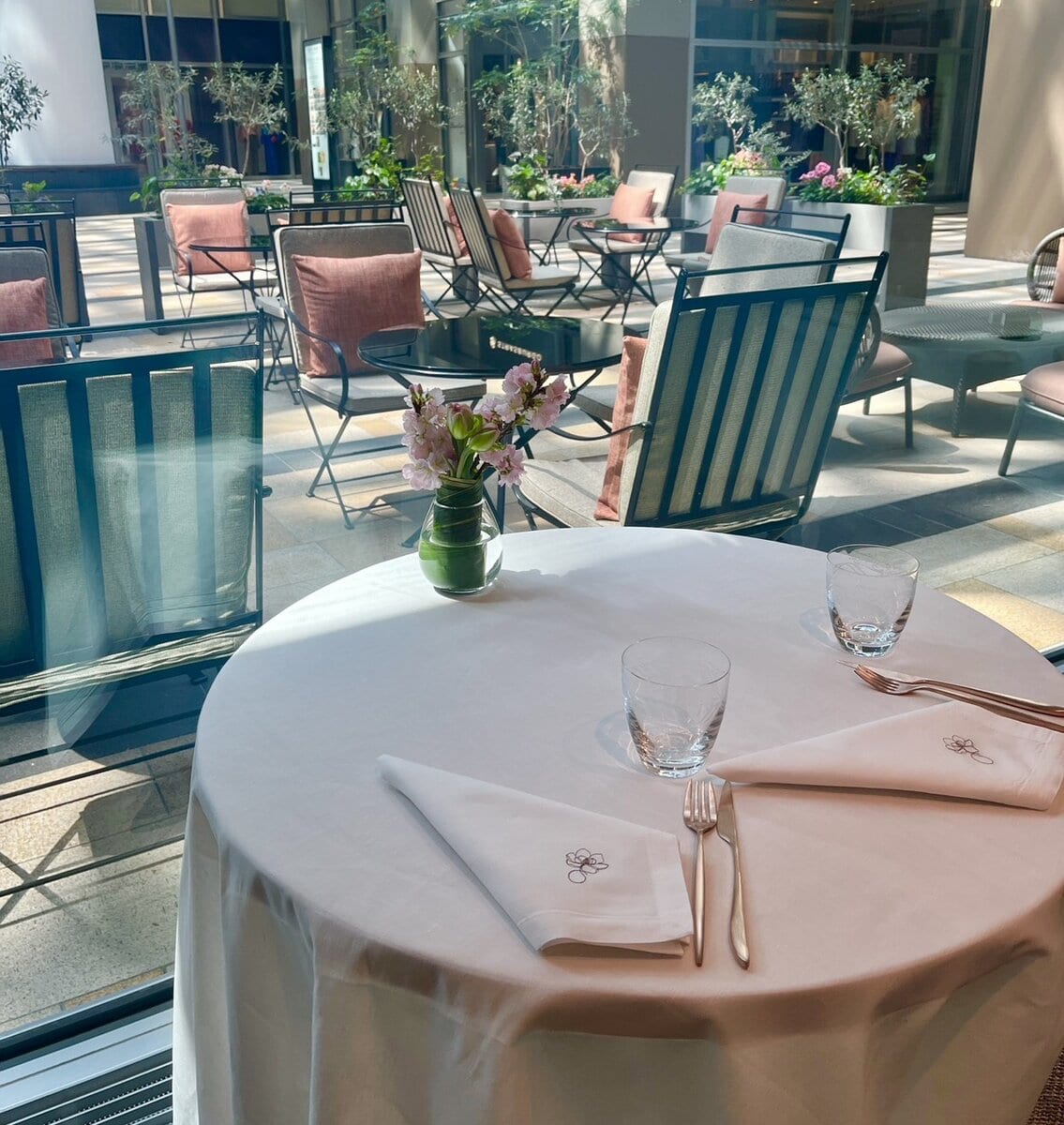 「ニナテラス」セット価格 2,500円　※屋外テラス席にて提供。ドリンク1種、フラワーケーキ2種、ミニサイズの「カメリア」チョコレートセット。