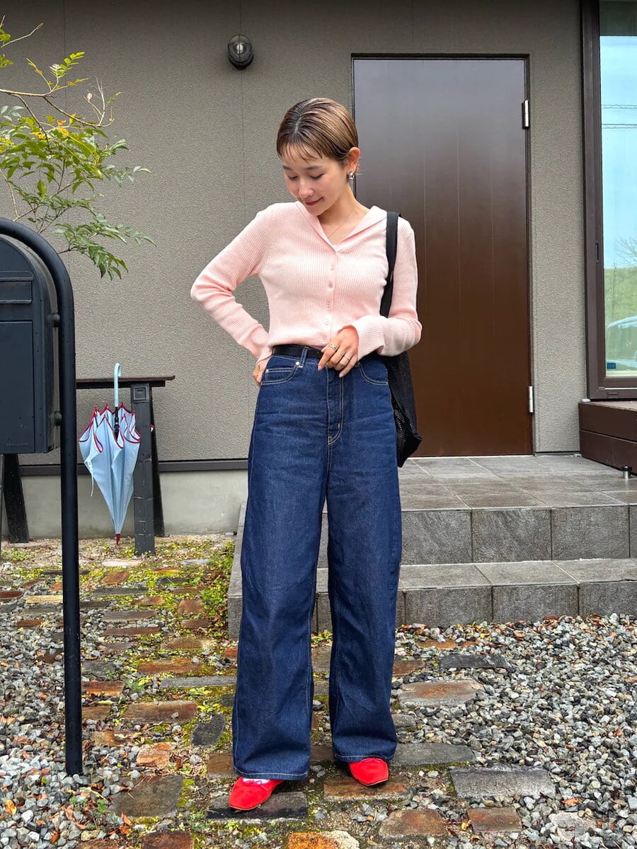 気恥ずかしさのない足元からの“赤”で気分を一新！