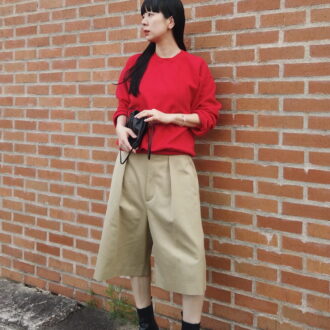 スエットのラフさで一気に親しみやすい印象に