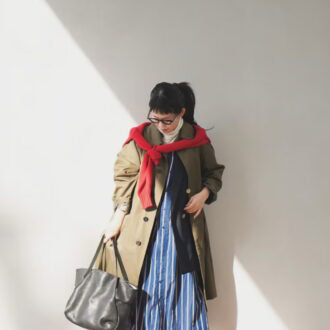 肩掛けカーデでなら気軽！ 鮮やかな赤を差し色に