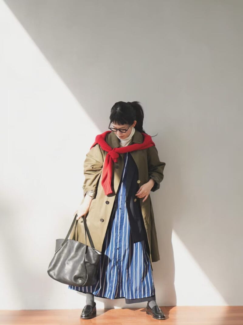 肩掛けカーデでなら気軽！ 鮮やかな赤を差し色に