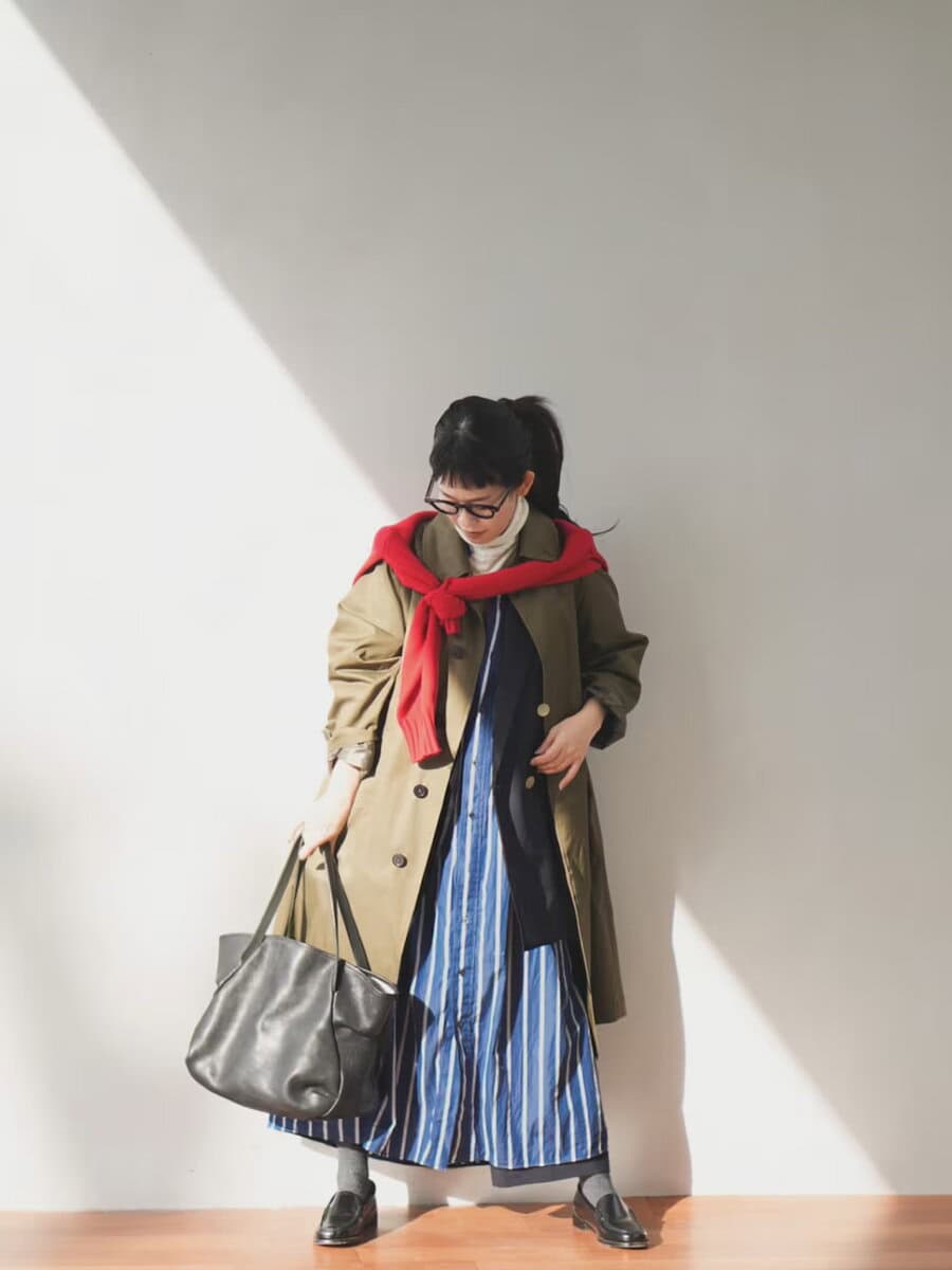 肩掛けカーデでなら気軽！ 鮮やかな赤を差し色に