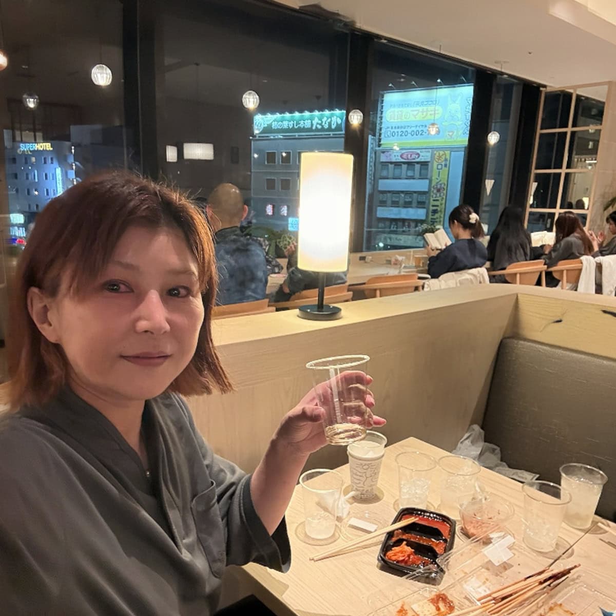 皆館内着で、気張らない雰囲気なので酔いも早くこの表情