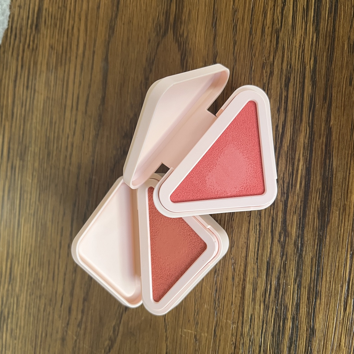 チークにもアイシャドウにもリップにもなるキュートなカラー