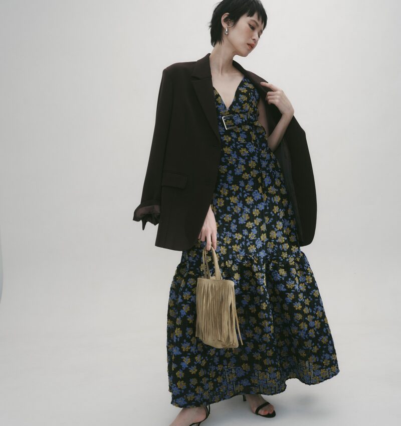 モードなシルエットと大人カラーがマッチ