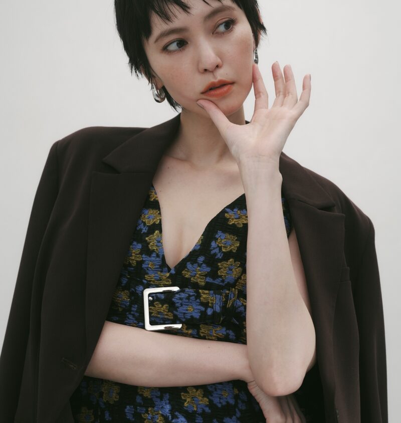 モードなシルエットと大人カラーがマッチ