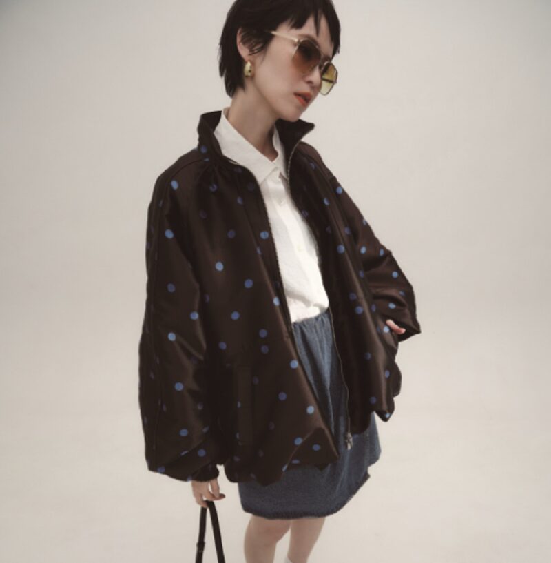 シックカラーでまとめた大人のミニスカ。