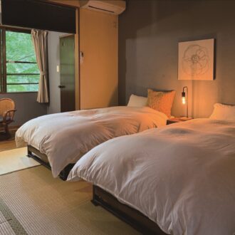 ベッドルーム「綿」。レトロ・和モダンな内装は、女将たちによるDIYの力作。