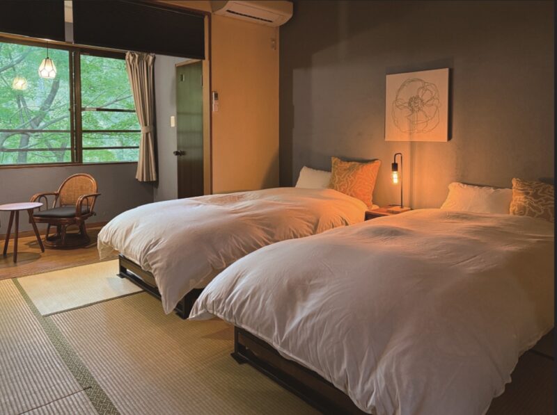 ベッドルーム「綿」。レトロ・和モダンな内装は、女将たちによるDIYの力作。