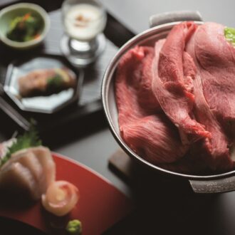 群馬名物の上州牛や上州麦豚がいただけます。写真は冬季限定の上州牛すき焼き会席。