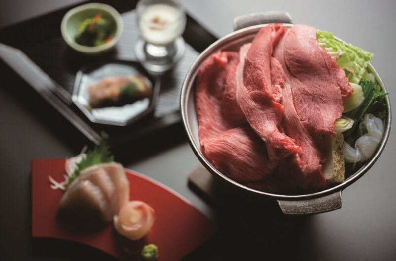 群馬名物の上州牛や上州麦豚がいただけます。写真は冬季限定の上州牛すき焼き会席。