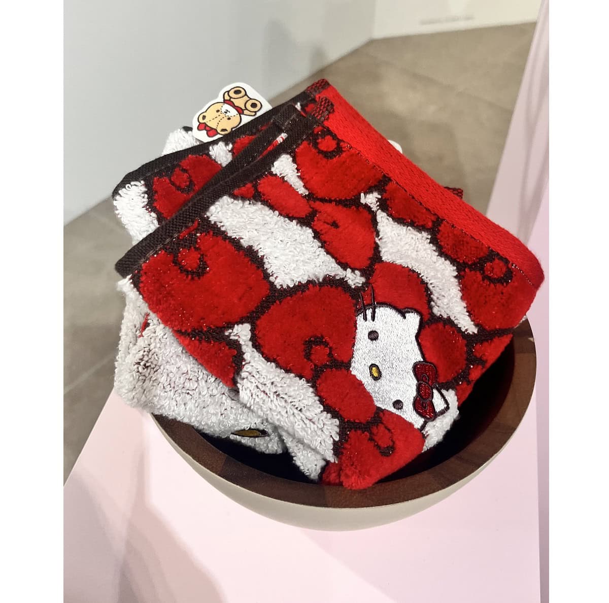 ＜HELLO KITTY＞タオルハンカチ　フェイス/リボン　1,650円(税込)