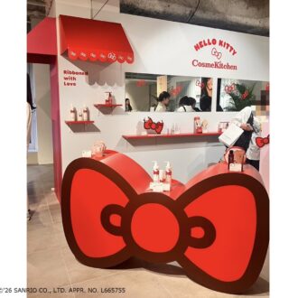 ハローキティのアイコン、巨大な赤いリボンのオブジェ