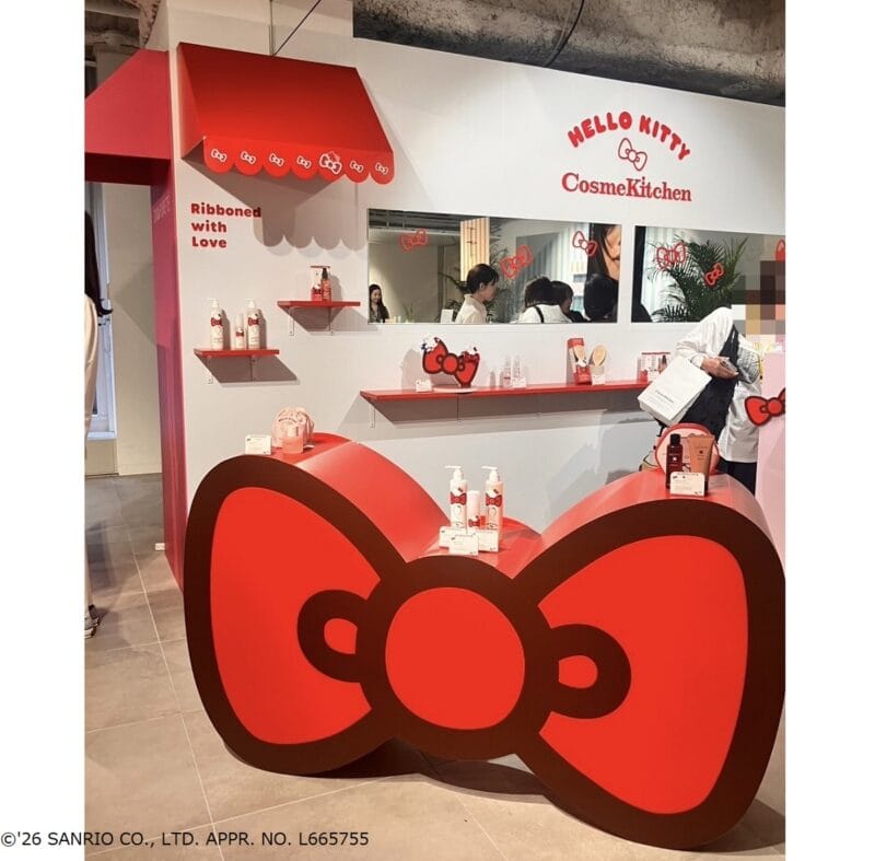 ハローキティのアイコン、巨大な赤いリボンのオブジェ