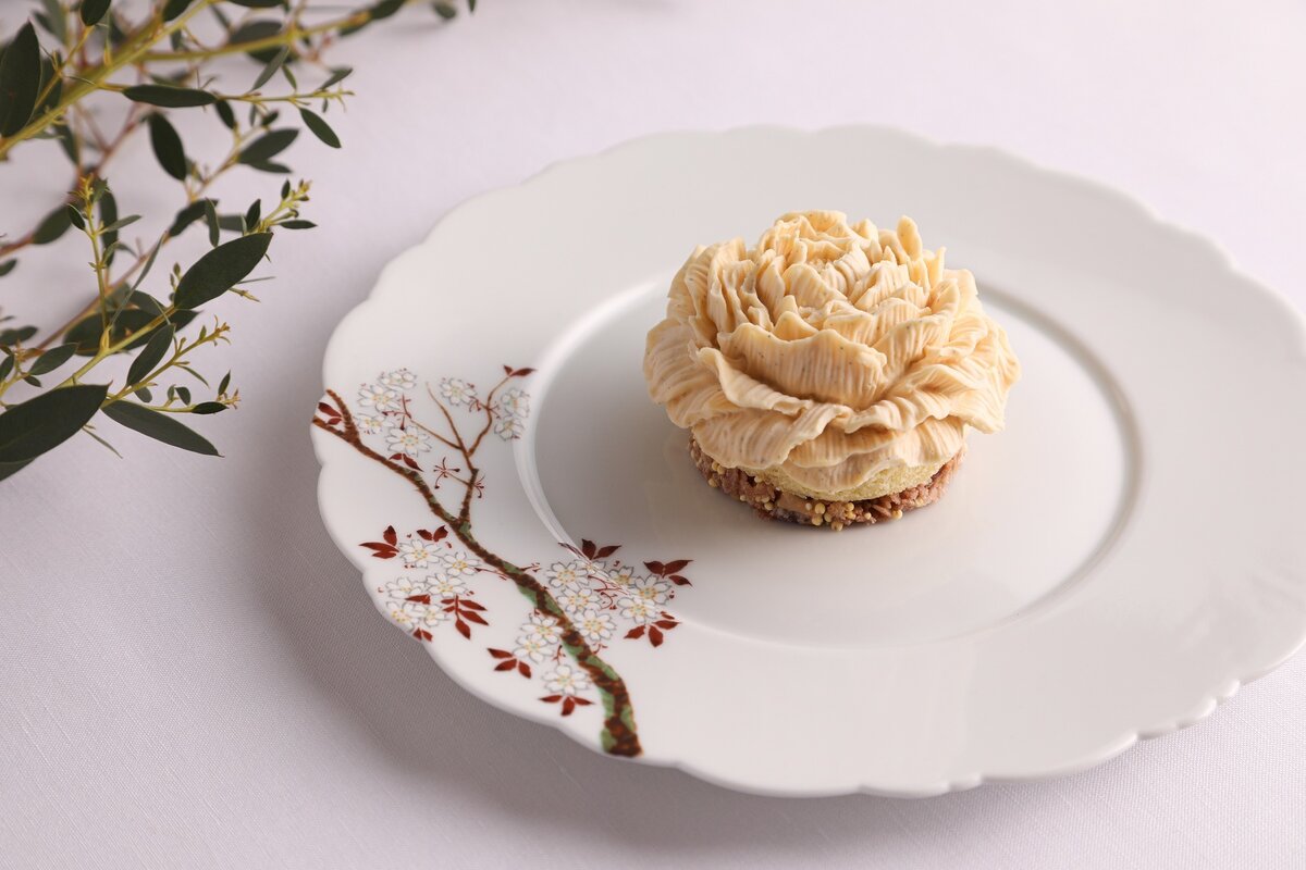 マダガスカル産バニラとピーカンナッツのフラワーケーキ