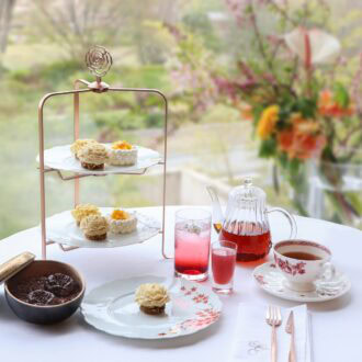 「ニナ コレクション」6,100円 季節のウェルカムドリンク、3種のミニケーキ、カメリア型のチョコレートのセット