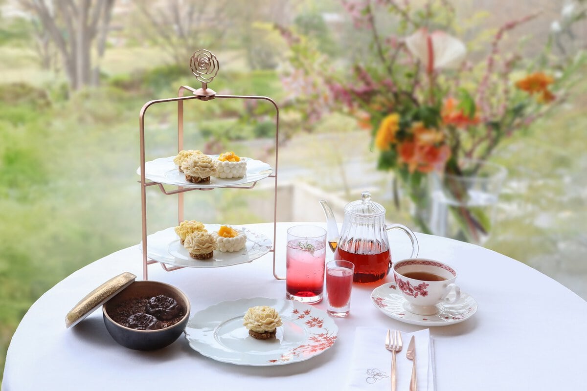 「ニナ コレクション」6,100円　季節のウェルカムドリンク、3種のミニケーキ、カメリア型のチョコレートのセット