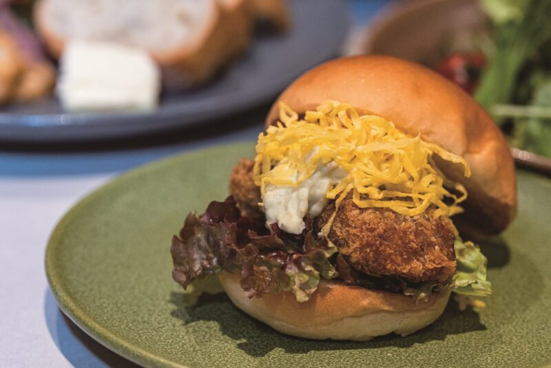 人気のオリジナルメニュー「鰻バーガー」。