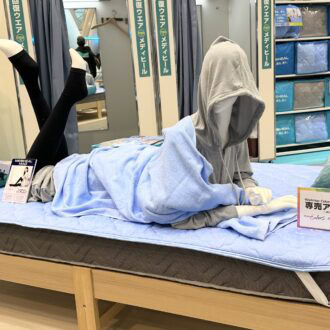 ワークマンのリカバリーウェア「メディヒール」2026年春夏商品を着たマネキンがベッドに横たわっている画像