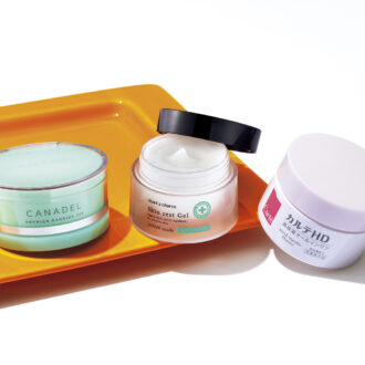 オールインワン3点、右からカルテHD　モイスチュア インストール［医薬部外品］100g（コーセー マルホ ファーマ）、薬用スキンレストジェル［医薬部外品］45mL（チャントアチャーム）、カナデル プレミアバリアフィックス［医薬部外品］58g（プレミアアンチエイジング）