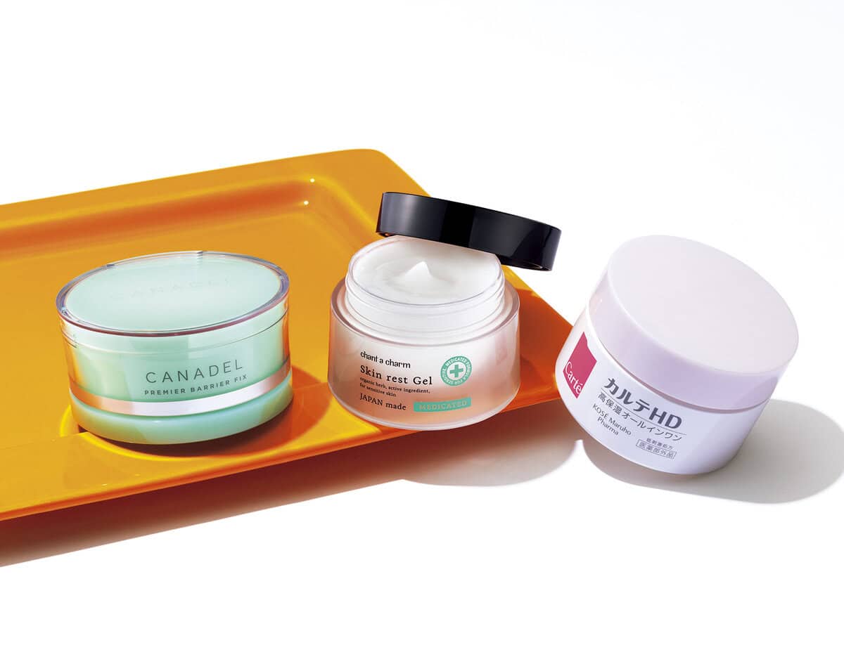 オールインワン3点、右からカルテHD　モイスチュア インストール［医薬部外品］100g（コーセー マルホ ファーマ）、薬用スキンレストジェル［医薬部外品］45mL（チャントアチャーム）、カナデル プレミアバリアフィックス［医薬部外品］58g（プレミアアンチエイジング）