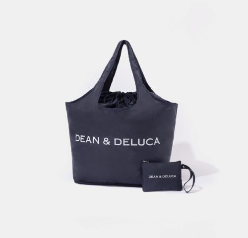 GLOW 2026年8月・9月合併号2026年8月・9月合併号 付録【DEAN ＆ DELUCAの大きくてたためるグローサリーバッグ＋ストラップ付きポーチ】 SIZE：（約）<br />
【バッグ】縦35×横（上部）71・（底部）40×底マチ<br />
24.5cm、［折りたたみ時］縦19×横24.5cm<br />
【ポーチ】縦12×横17cm<br />
※持ち手、ストラップの長さは含まれません。<br />
※バッグ、ポーチ以外は付録に含まれません。