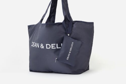 GLOW 2026年8月・9月合併号2026年8月・9月合併号 付録【DEAN ＆ DELUCAの大きくてたためるグローサリーバッグ＋ストラップ付きポーチ】 POINT③ポーチはバッグにぶら下げられる