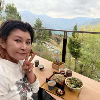 山々を見ながら美味しい山菜そばを啜る