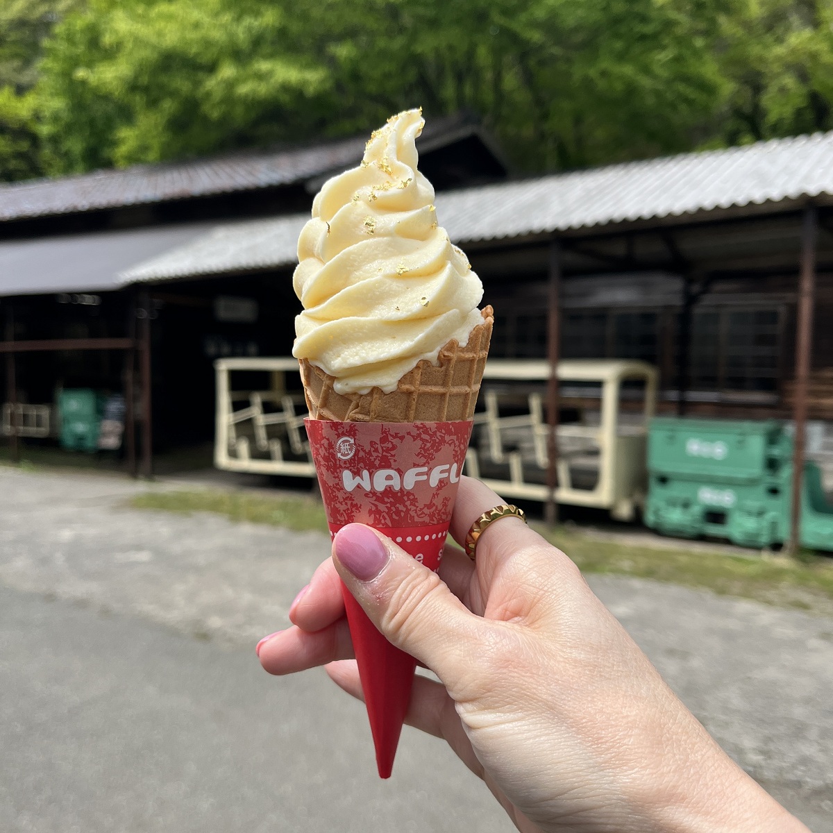 金粉が乗ったソフトクリーム