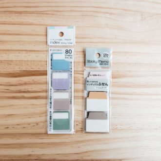 （右）貼ってはがせるインデックス付箋 30ｘ35ｍｍ 120枚 ピンク／オレンジ／ブラウン 100円、（左）インデックスふせん くすみカラー 28ｍｍｘ28ｍｍ80枚 100円（セリア）