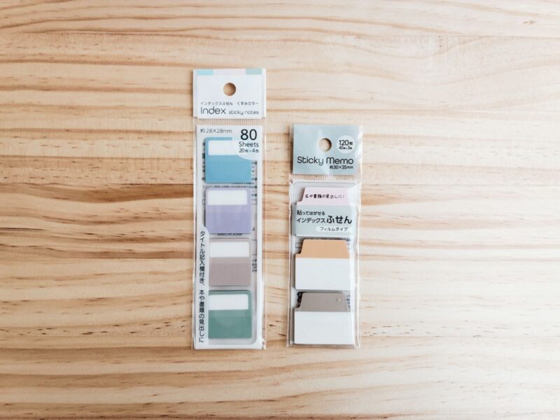 （右）貼ってはがせるインデックス付箋 30ｘ35ｍｍ 120枚 ピンク／オレンジ／ブラウン 100円、（左）インデックスふせん くすみカラー 28ｍｍｘ28ｍｍ80枚 100円（セリア）