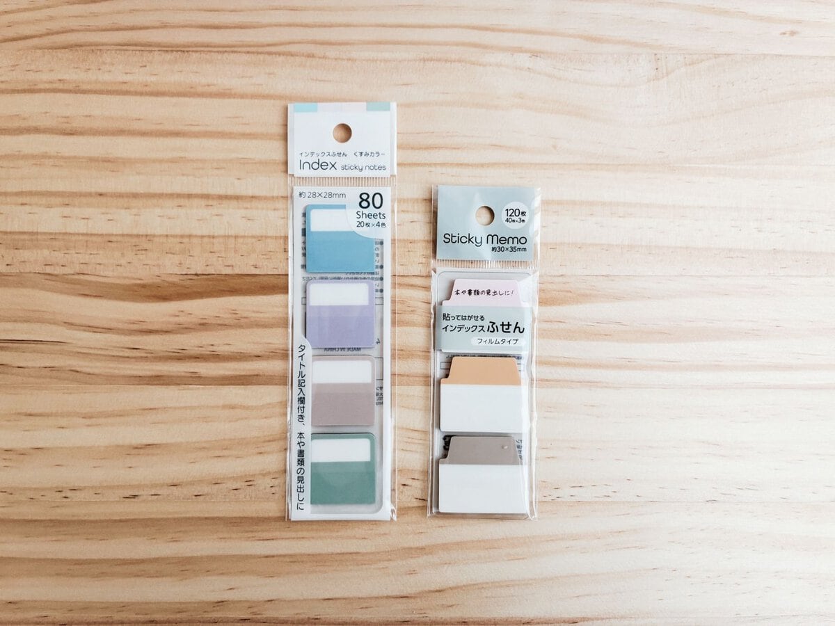 （右）貼ってはがせるインデックス付箋 30ｘ35ｍｍ 120枚 ピンク／オレンジ／ブラウン 100円、（左）インデックスふせん くすみカラー 28ｍｍｘ28ｍｍ80枚 100円（セリア）