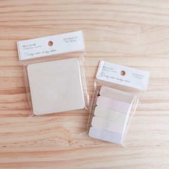 （右）角丸ふせん紙15x50mm 5P 750枚 くすみウォームカラー 100円、（左）角丸ふせん紙75x75mm 1P　150枚　くすみウォームカラー 100円（セリア）