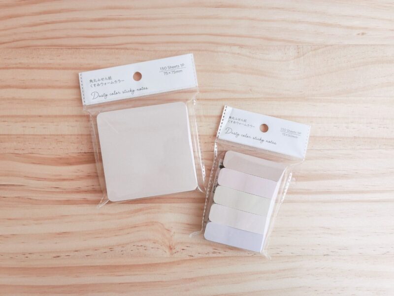 （右）角丸ふせん紙15x50mm 5P 750枚 くすみウォームカラー 100円、（左）角丸ふせん紙75x75mm 1P　150枚　くすみウォームカラー 100円（セリア）