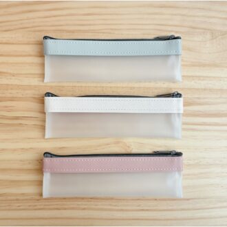コンパクトペンケース 半透明 グレー、ホワイト、ピンク 各100円（セリア）