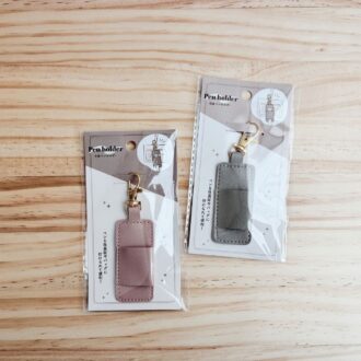 合皮 ペンホルダー 6.5×3cm フック付 ベージュ、ピンク 各100円（セリア）