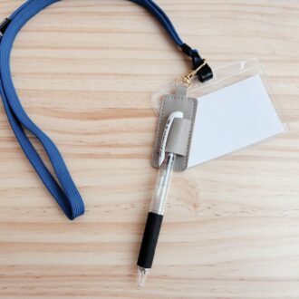 合皮 ペンホルダー 6.5×3cm フック付 ベージュ、ピンク 各100円（セリア）