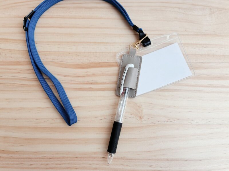 合皮 ペンホルダー 6.5×3cm フック付 ベージュ、ピンク 各100円（セリア）