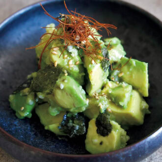 塩麹の旨味とごま油の香り。食欲そそる味付けが最高「アボ麹ナムル」