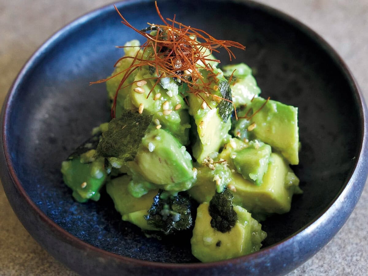 塩麹の旨味とごま油の香り。食欲そそる味付けが最高「アボ麹ナムル」