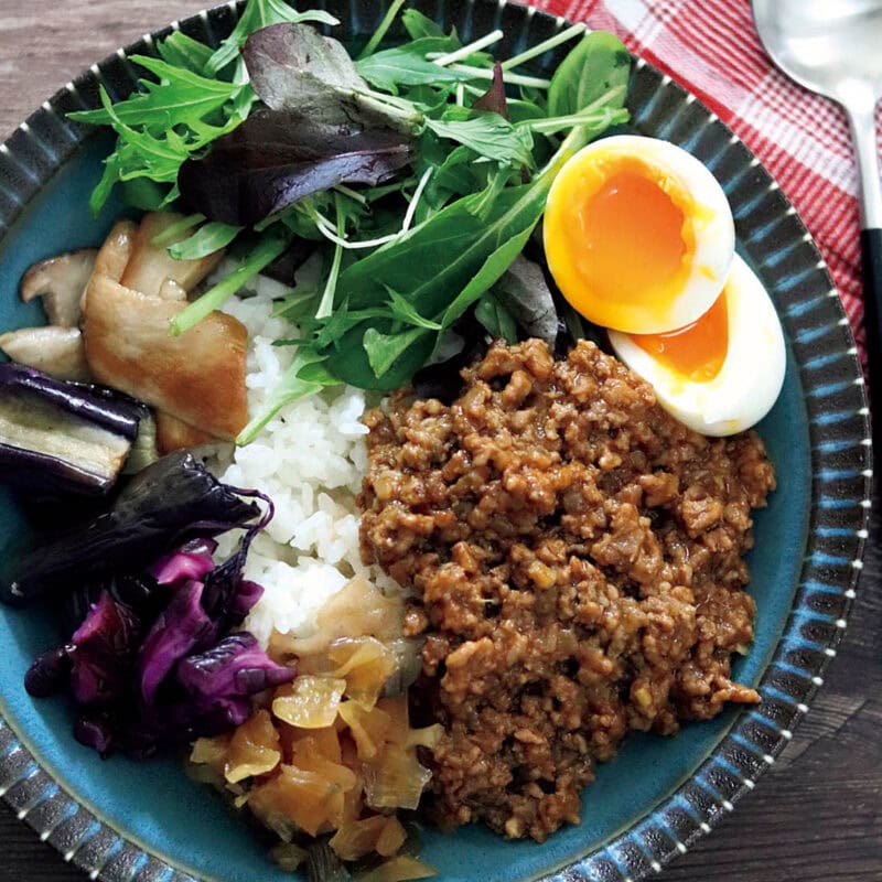漬物、葉野菜をたっぷりトッピングして食感を楽しむ「腸活ドライカレー」