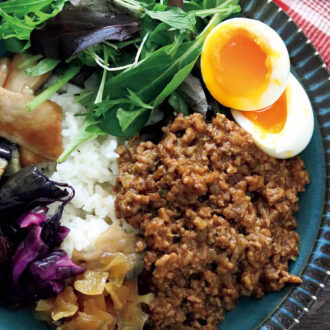 漬物、葉野菜をたっぷりトッピングして食感を楽しむ「腸活ドライカレー」