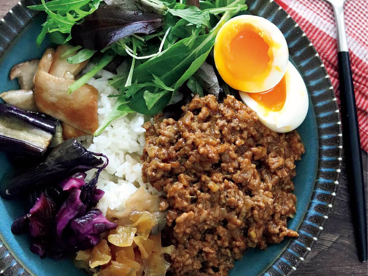 漬物、葉野菜をたっぷりトッピングして食感を楽しむ「腸活ドライカレー」