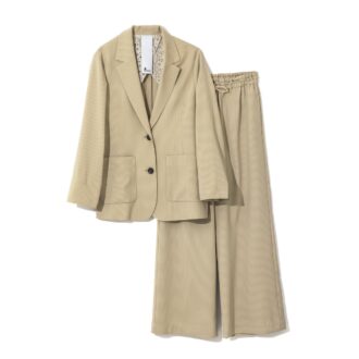 ジャケット3万7400円、パンツ2万7500円（ともにエース／ソフィット新宿店）