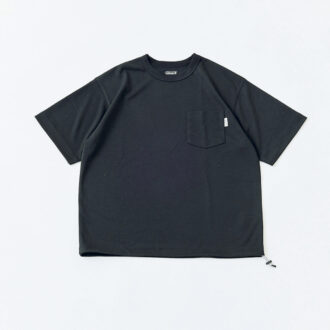 吸水速乾、UVカットの機能付き。Tシャツ リラックスフィット（ブラック）4950円（コールマン）