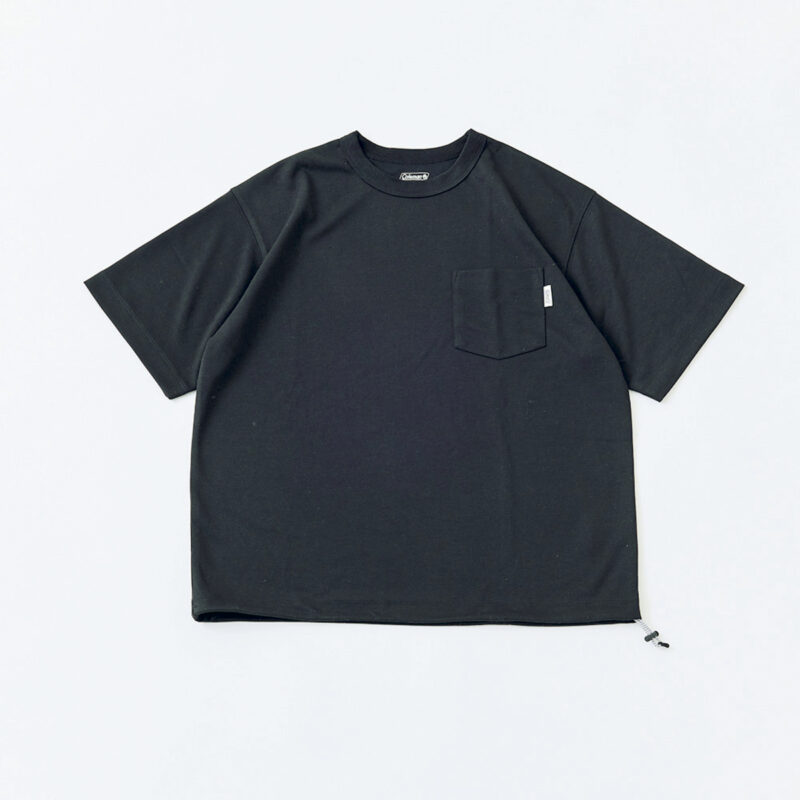 吸水速乾、UVカットの機能付き。Tシャツ リラックスフィット（ブラック）4950円（コールマン）