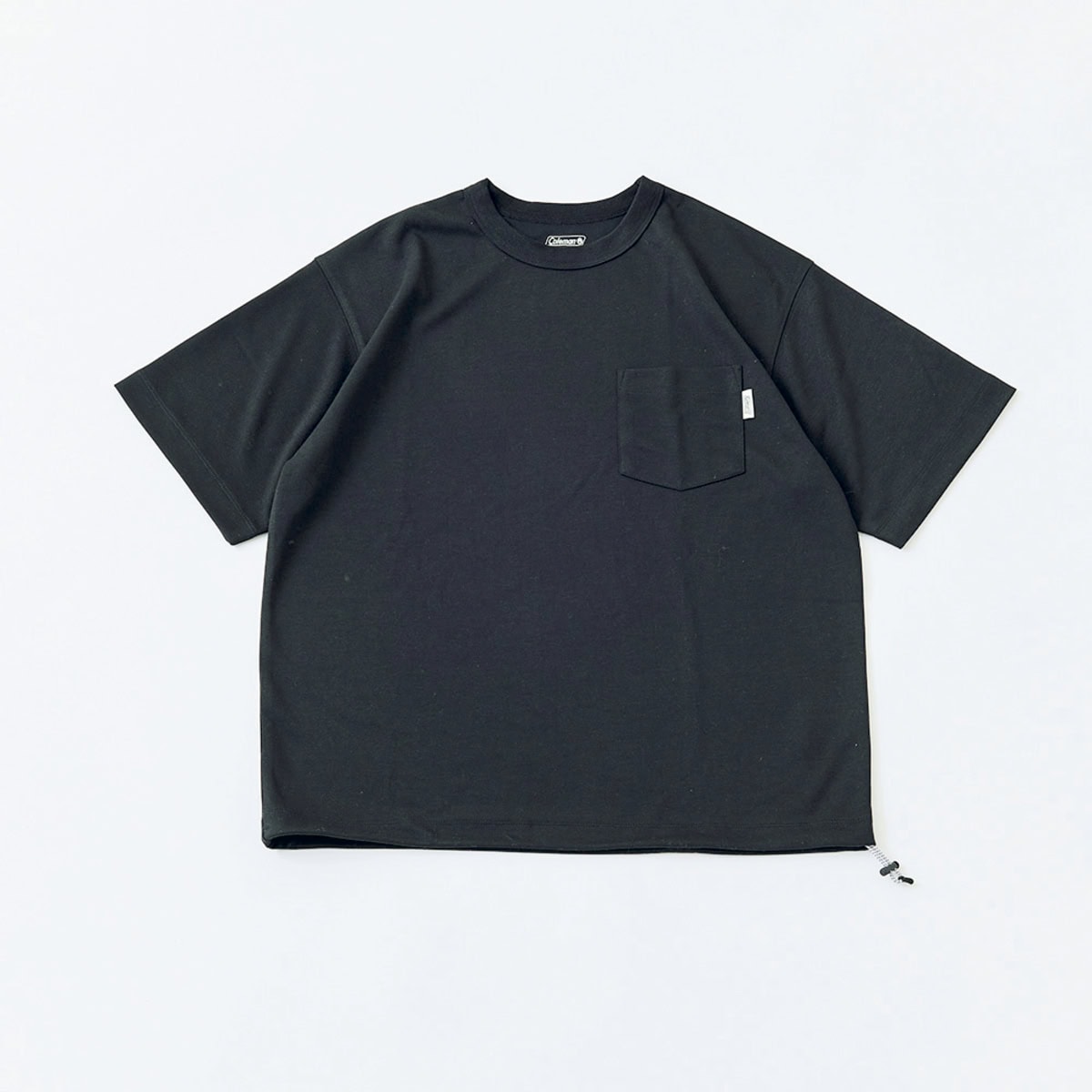 吸水速乾、UVカットの機能付き。Tシャツ リラックスフィット（ブラック）4950円（コールマン）