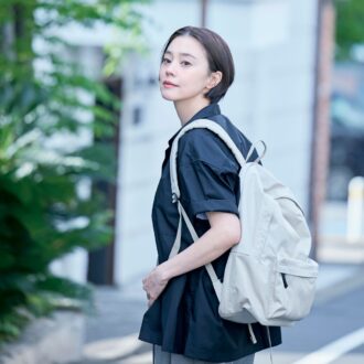 【盲点でした】あの「コールマン」を通勤に!? 40代のオフィス服に効く優秀バッグ＆ウェア｜40代おしゃれ