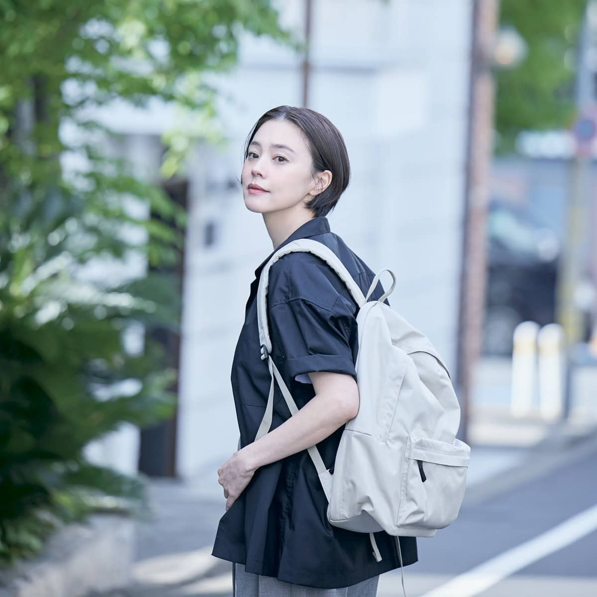ユニウォーカーデイパック23（サファリ）9900円、ゼロテックス オープンカラーシャツ（ブラック）88 00円（ともにコールマン）　パンツ1万4850円（カランシエル／シップス インフォメーションセンター）