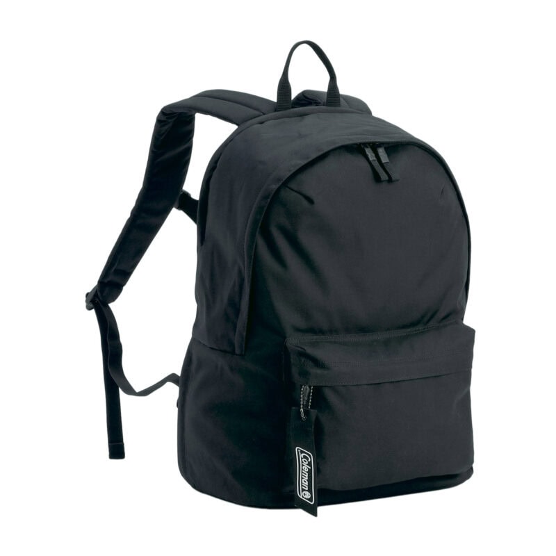 さっと取り出せるフロントジッパーポケットが嬉しい。ユニウォーカーデイパック23（ブラック）9900円（コールマン）